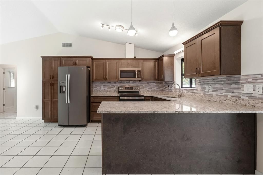 На продажу: $270,000 (2 спален, 2 ванн, 1196 Квадратных фут)