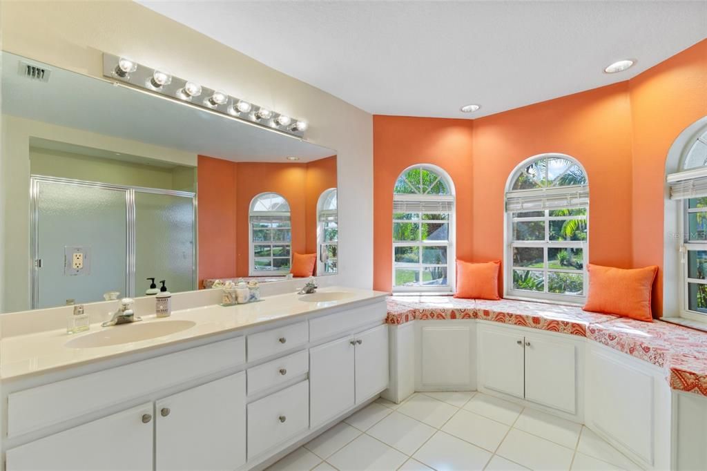 На продажу: $489,900 (3 спален, 2 ванн, 1981 Квадратных фут)