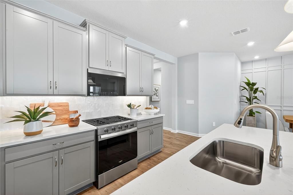 Activo con contrato: $434,823 (4 camas, 3 baños, 2005 Pies cuadrados)