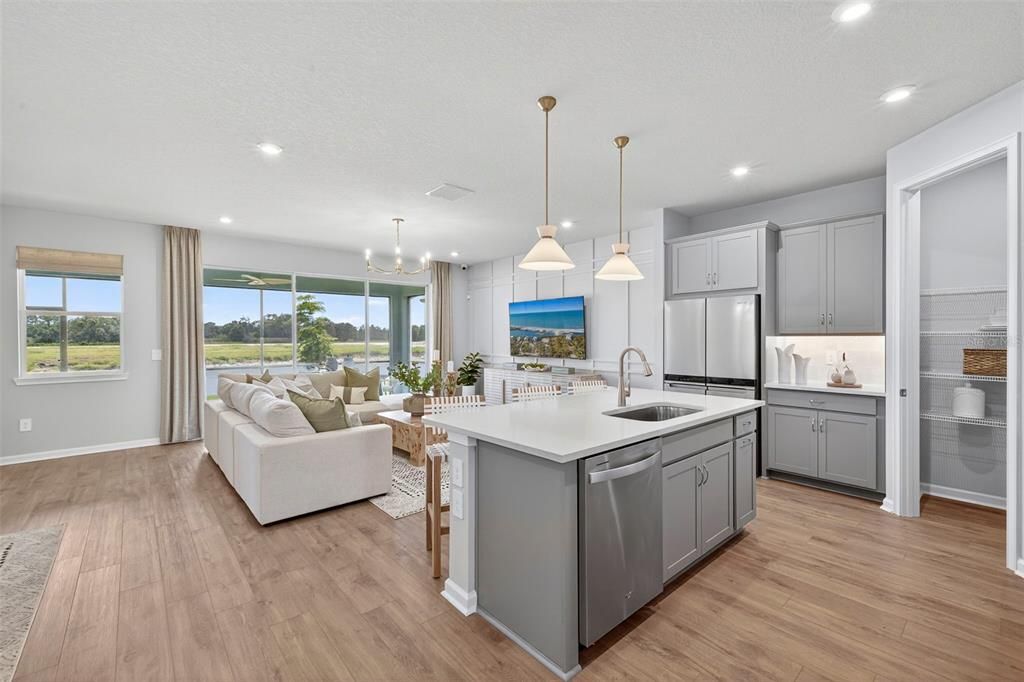 Activo con contrato: $434,823 (4 camas, 3 baños, 2005 Pies cuadrados)