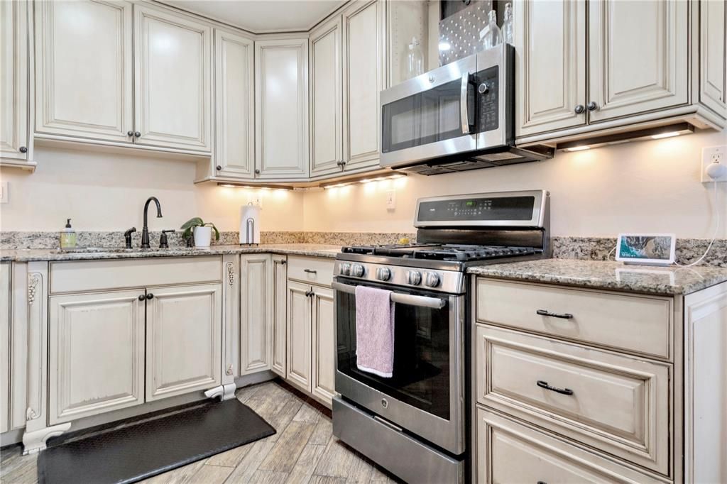 出租: $6,495 (3 贝兹, 2 浴室, 1913 平方英尺)