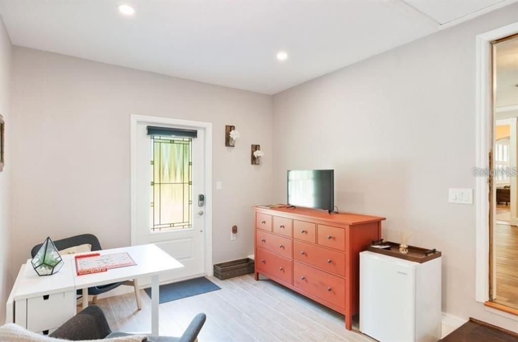 出租: $6,495 (3 贝兹, 2 浴室, 1913 平方英尺)