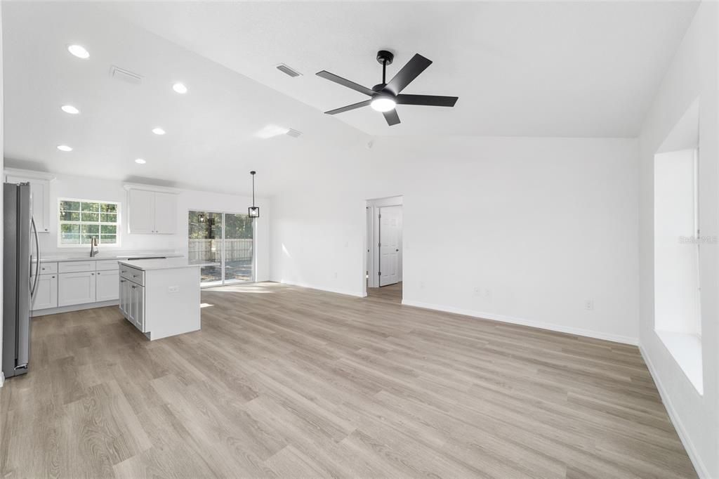 Activo con contrato: $245,000 (3 camas, 2 baños, 1318 Pies cuadrados)