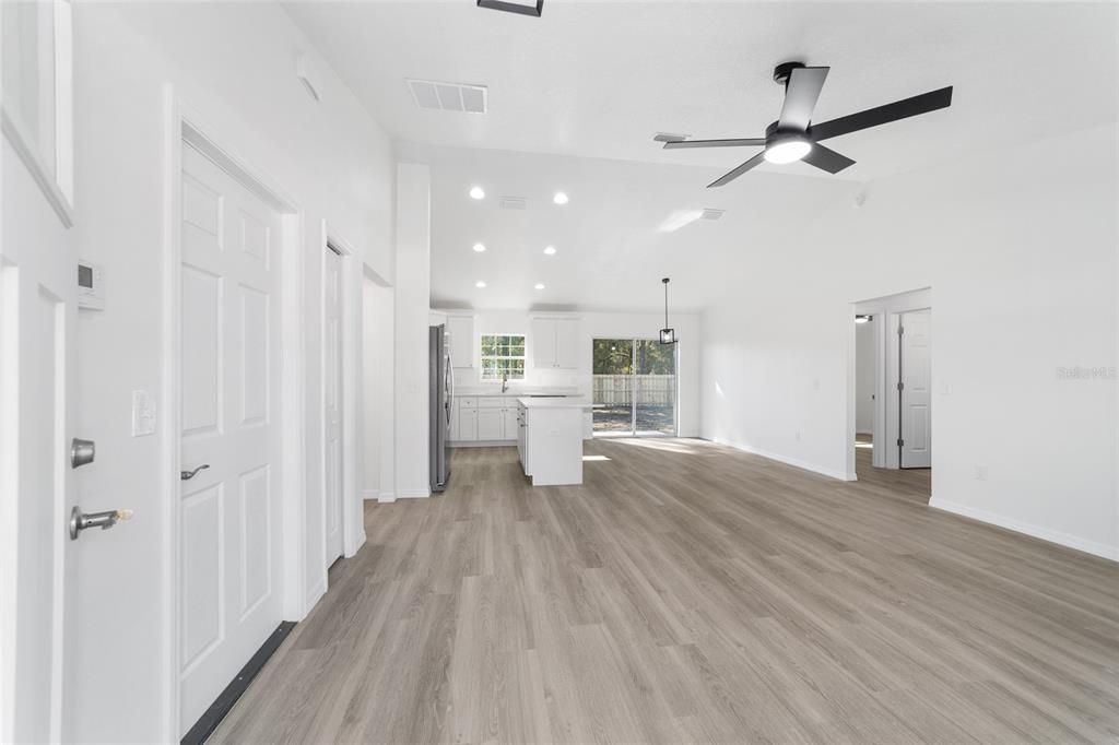 Activo con contrato: $245,000 (3 camas, 2 baños, 1318 Pies cuadrados)