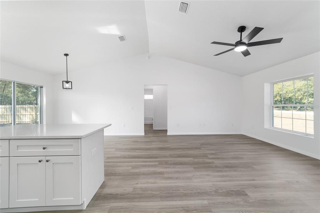 Activo con contrato: $245,000 (3 camas, 2 baños, 1318 Pies cuadrados)