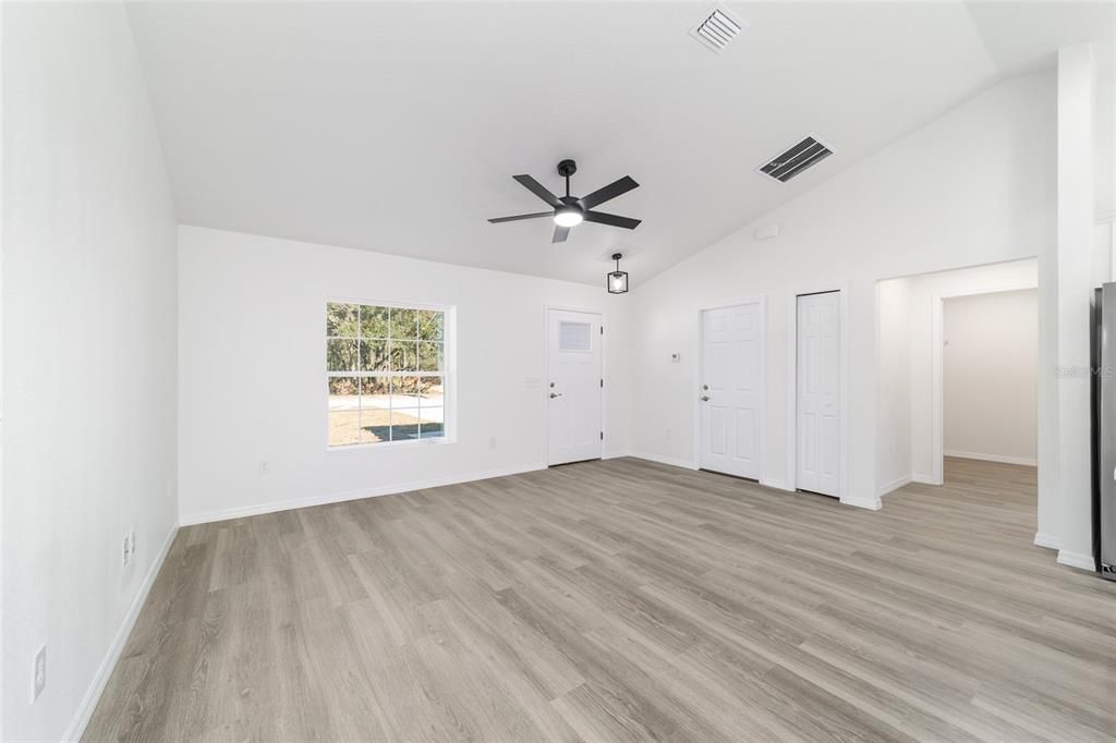 Activo con contrato: $245,000 (3 camas, 2 baños, 1318 Pies cuadrados)