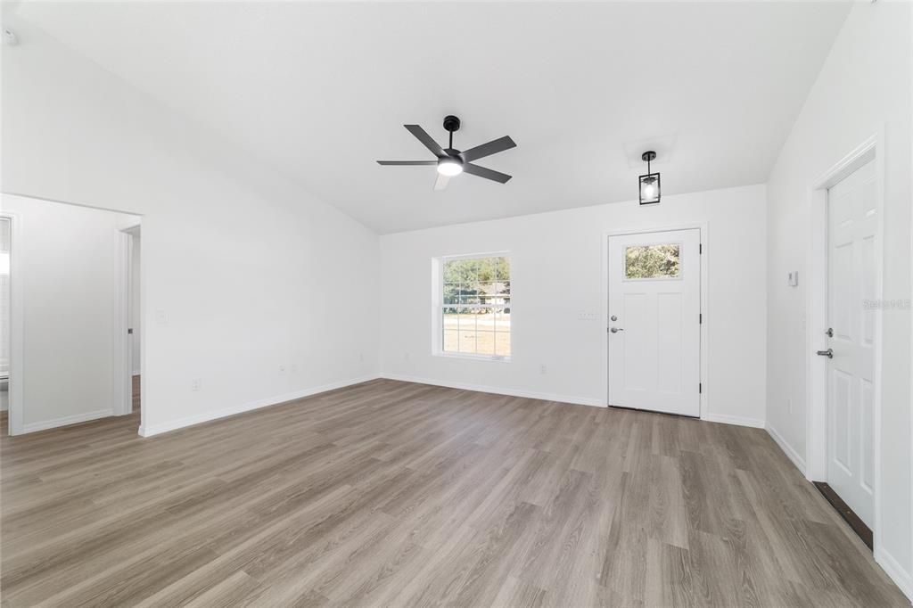 Activo con contrato: $245,000 (3 camas, 2 baños, 1318 Pies cuadrados)