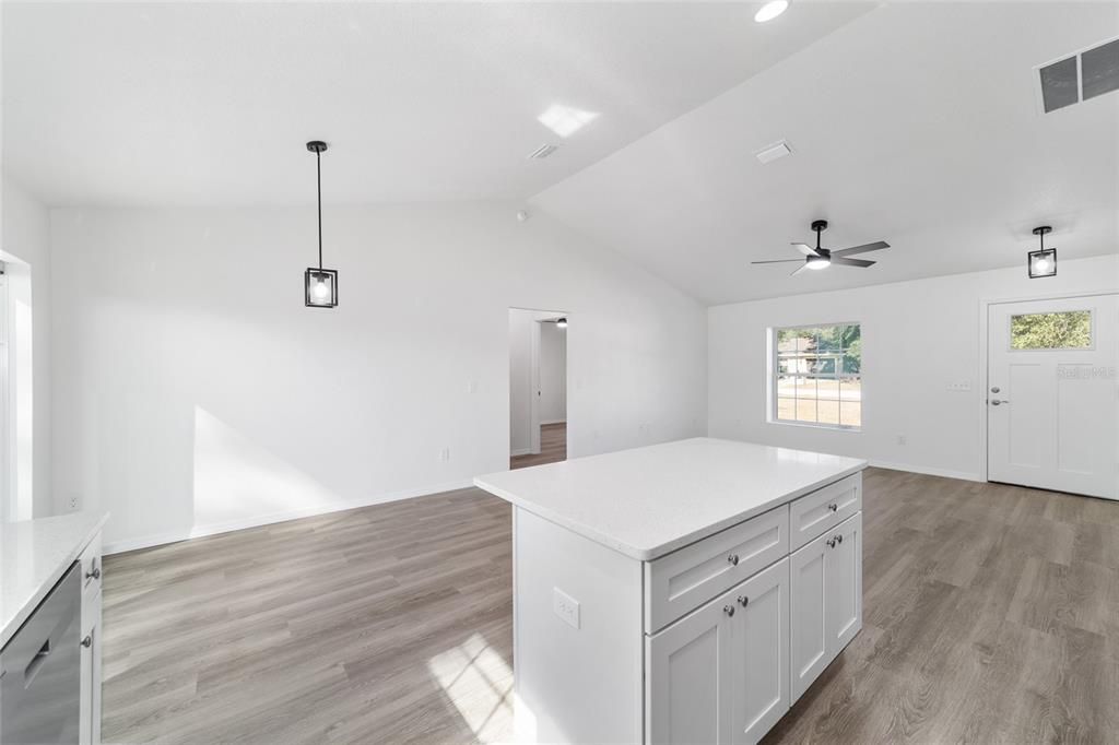 Activo con contrato: $245,000 (3 camas, 2 baños, 1318 Pies cuadrados)