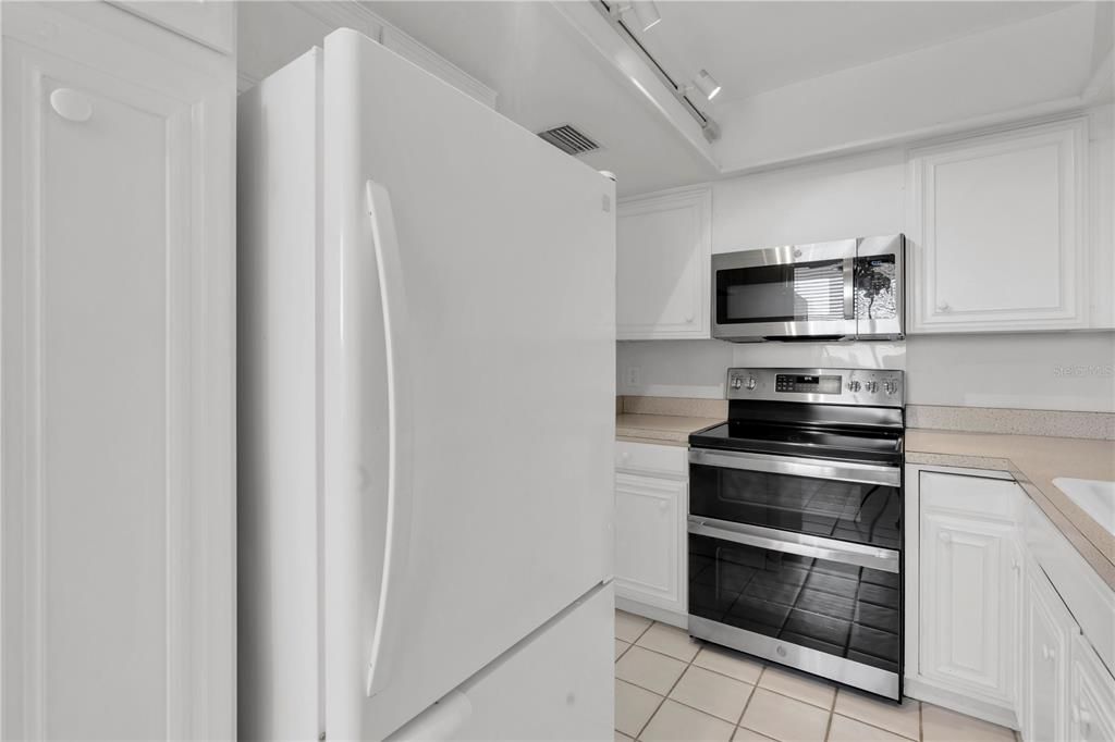 For Rent: $3,800 (2 beds, 2 baths, 1175 Square Feet)