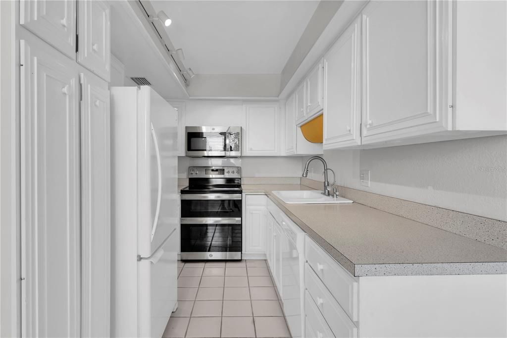 For Rent: $3,800 (2 beds, 2 baths, 1175 Square Feet)