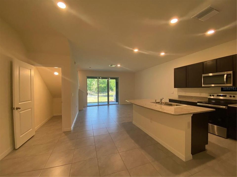 В аренду: $2,100 (3 спален, 2 ванн, 1673 Квадратных фут)