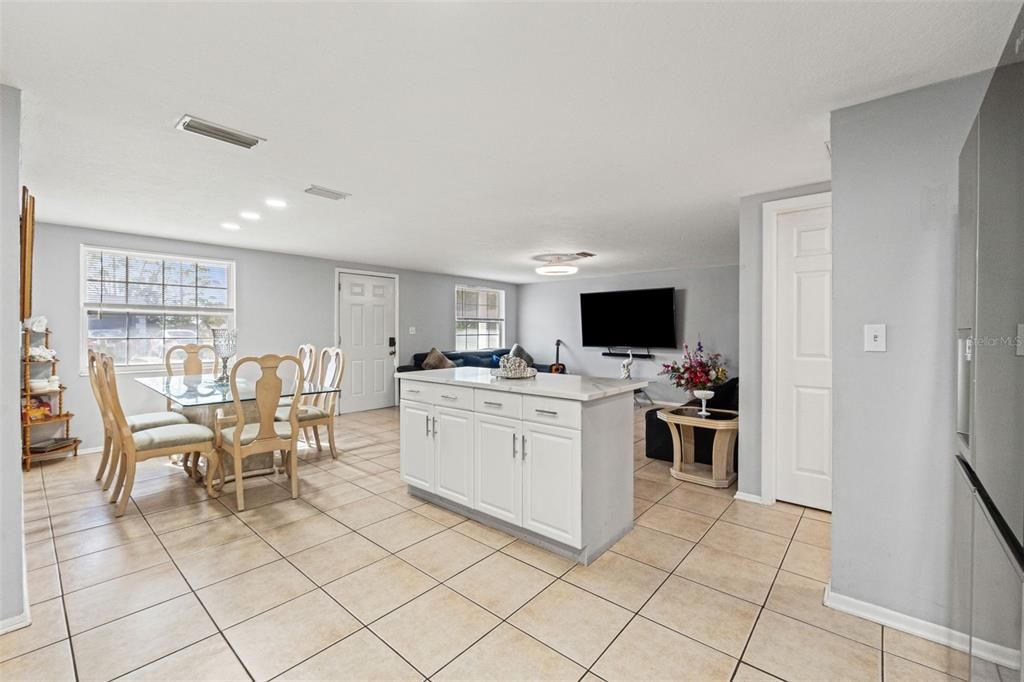 待售: $320,000 (4 贝兹, 3 浴室, 1600 平方英尺)