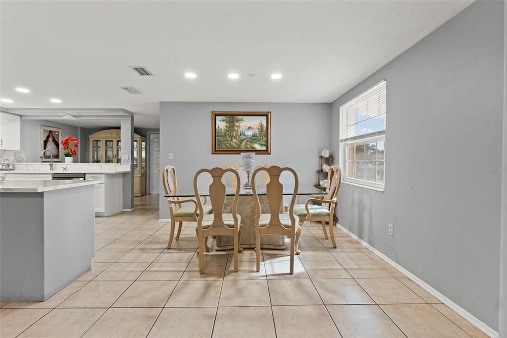 待售: $320,000 (4 贝兹, 3 浴室, 1600 平方英尺)