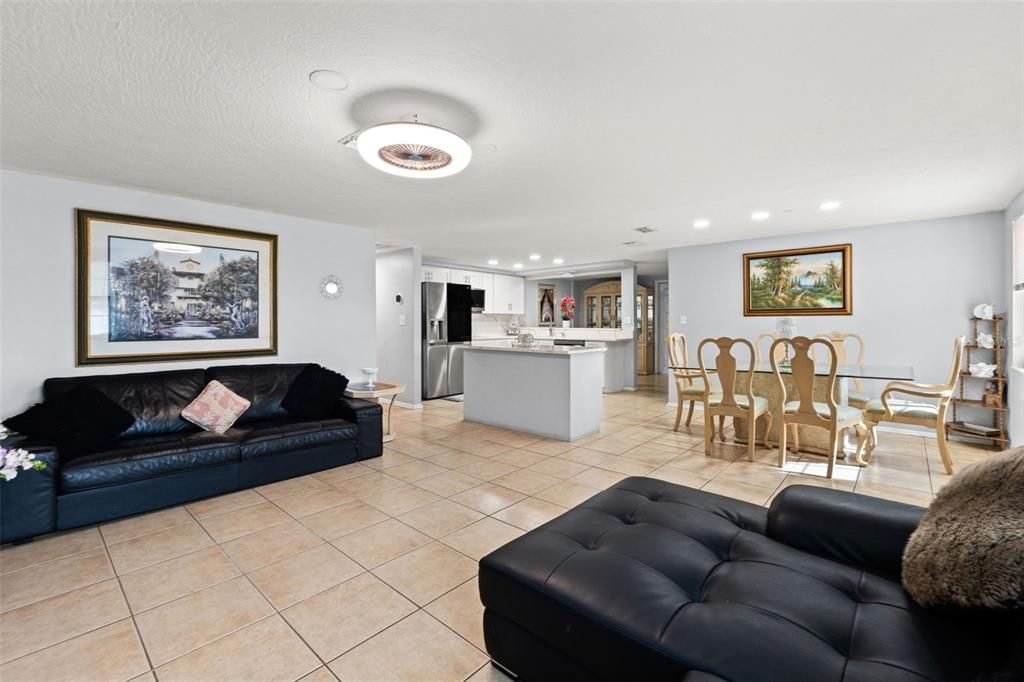 待售: $320,000 (4 贝兹, 3 浴室, 1600 平方英尺)