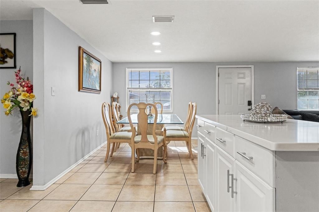 待售: $320,000 (4 贝兹, 3 浴室, 1600 平方英尺)