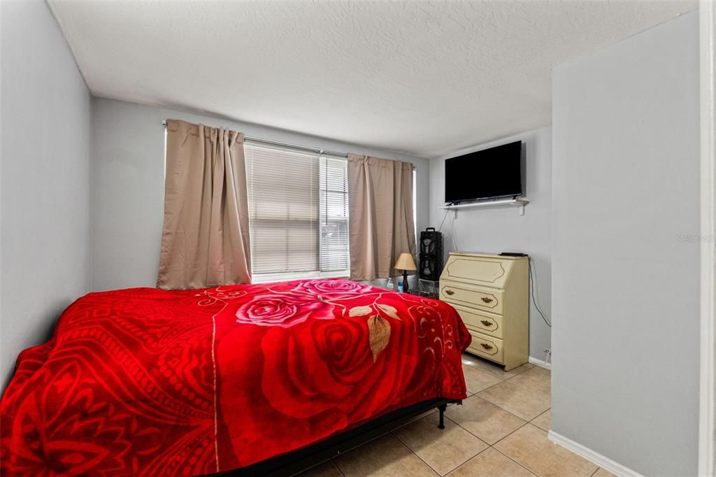 待售: $320,000 (4 贝兹, 3 浴室, 1600 平方英尺)