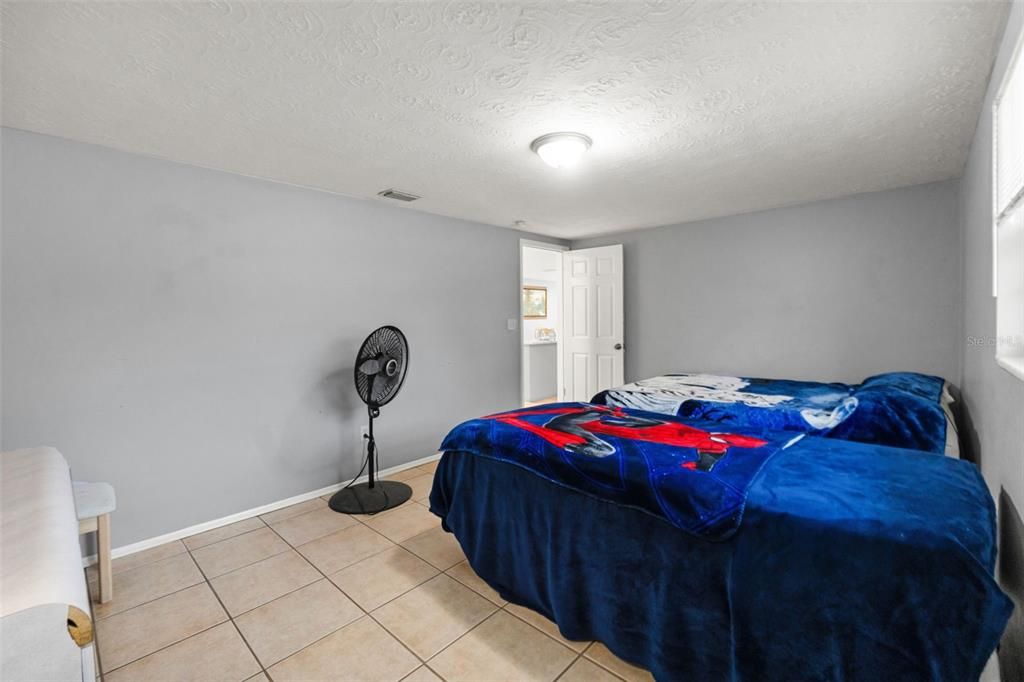 待售: $320,000 (4 贝兹, 3 浴室, 1600 平方英尺)