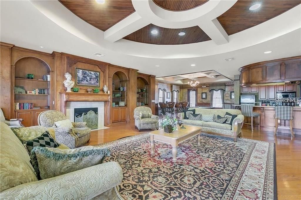 For Sale: $165,000 (1 beds, 1 baths, 648 Square Feet)