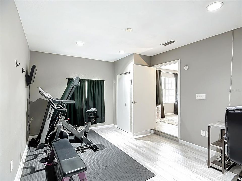 待售: $275,000 (4 贝兹, 1 浴室, 1288 平方英尺)