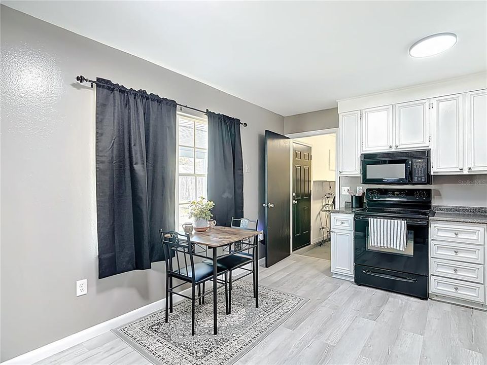 待售: $275,000 (4 贝兹, 1 浴室, 1288 平方英尺)