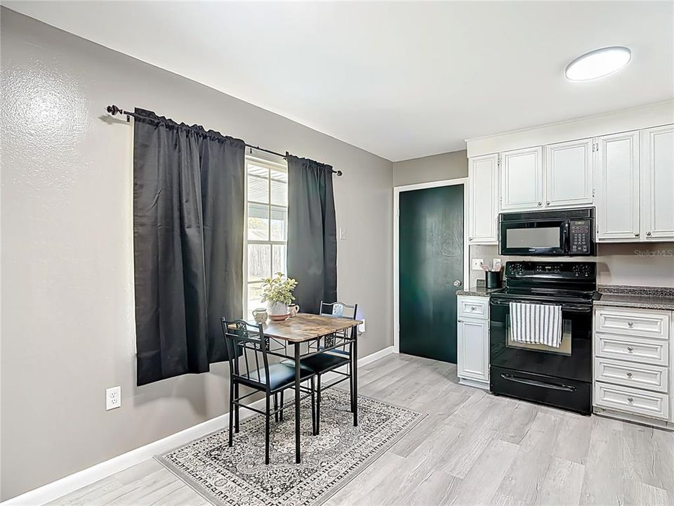 待售: $275,000 (4 贝兹, 1 浴室, 1288 平方英尺)