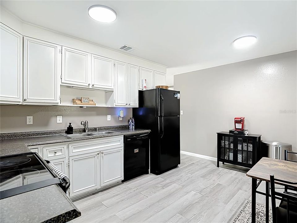 待售: $275,000 (4 贝兹, 1 浴室, 1288 平方英尺)