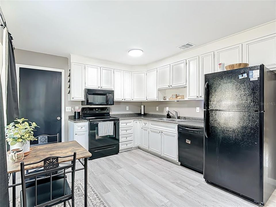 待售: $275,000 (4 贝兹, 1 浴室, 1288 平方英尺)