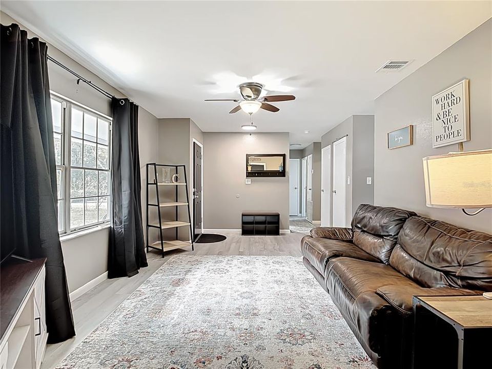 待售: $275,000 (4 贝兹, 1 浴室, 1288 平方英尺)