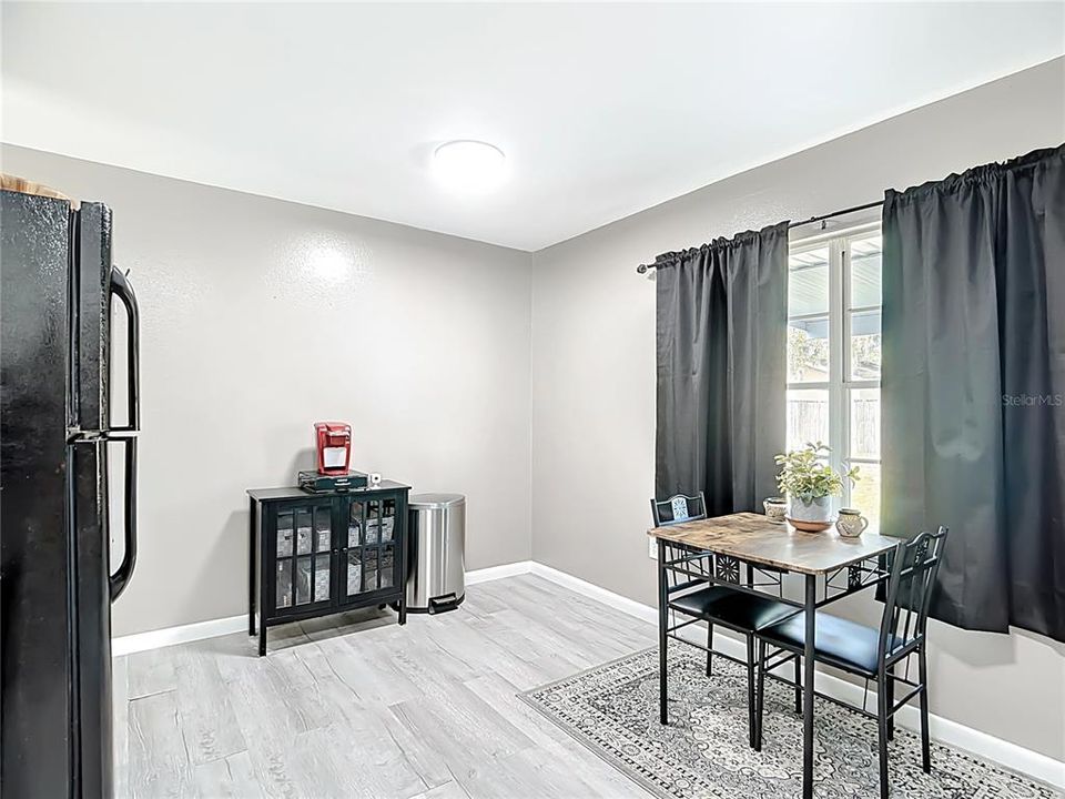 待售: $275,000 (4 贝兹, 1 浴室, 1288 平方英尺)