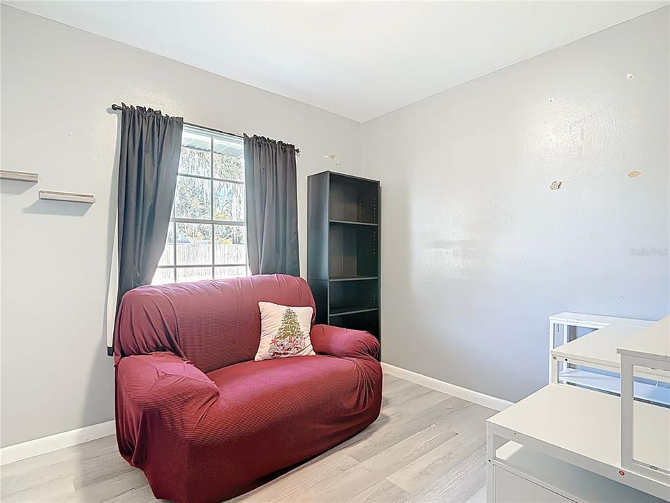 待售: $275,000 (4 贝兹, 1 浴室, 1288 平方英尺)