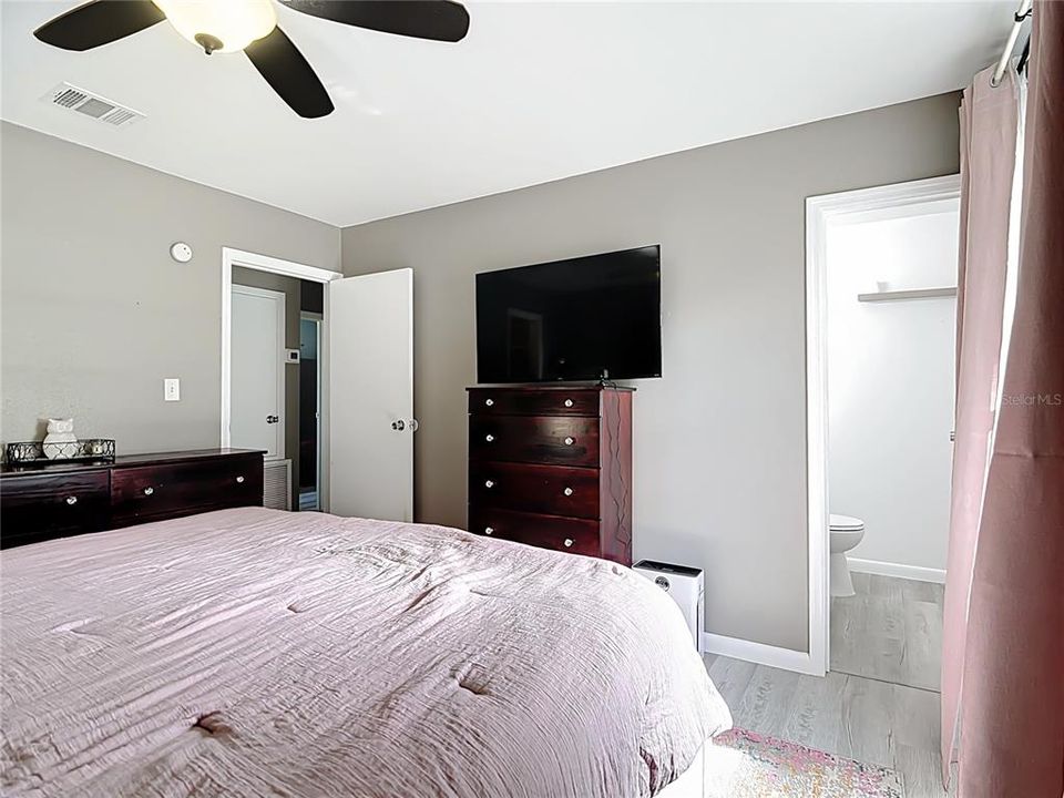 待售: $275,000 (4 贝兹, 1 浴室, 1288 平方英尺)