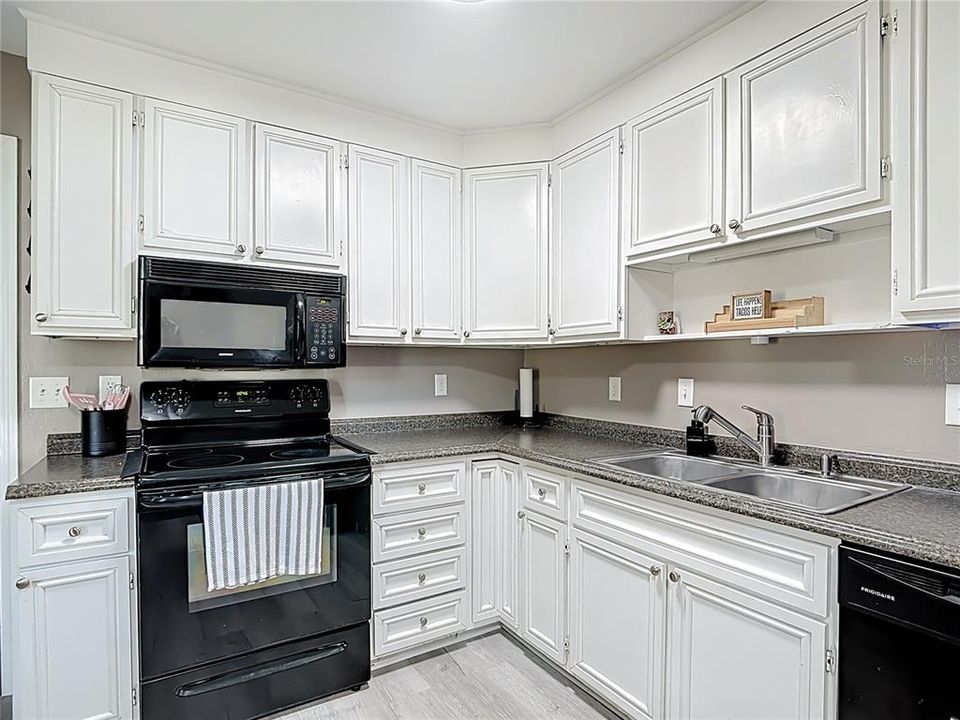 待售: $275,000 (4 贝兹, 1 浴室, 1288 平方英尺)