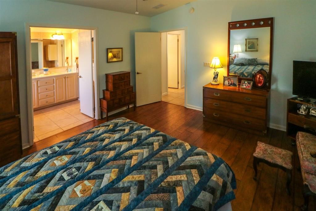 For Sale: $139,997 (2 beds, 2 baths, 1600 Square Feet)