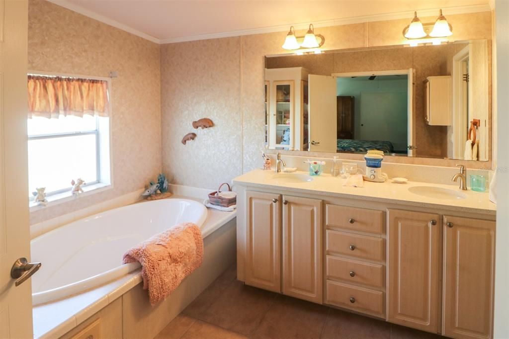 For Sale: $139,997 (2 beds, 2 baths, 1600 Square Feet)