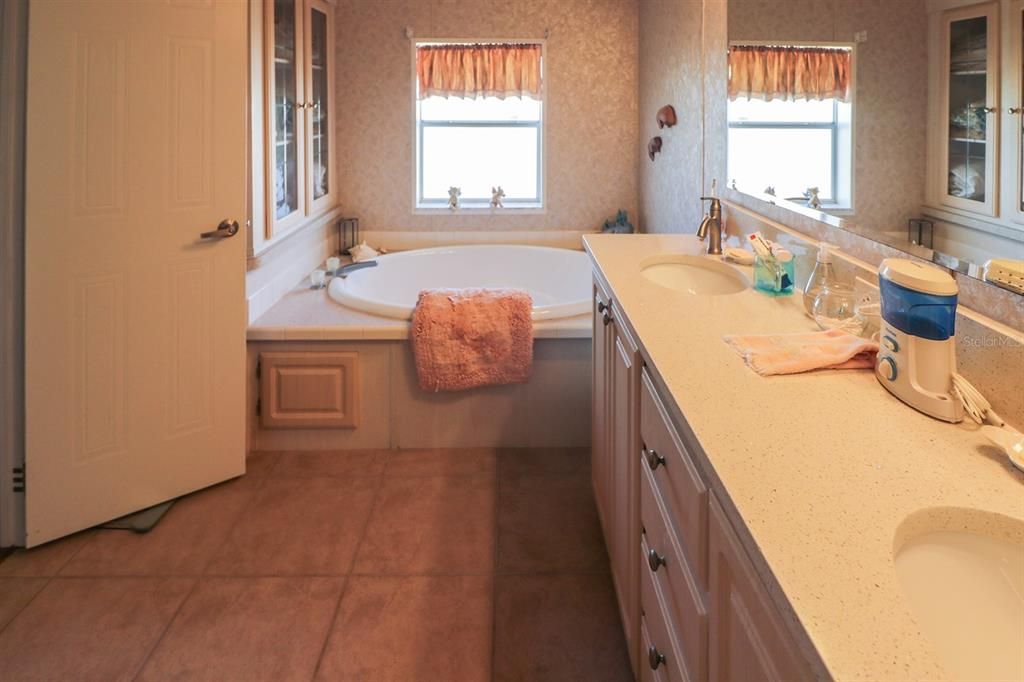 For Sale: $139,997 (2 beds, 2 baths, 1600 Square Feet)