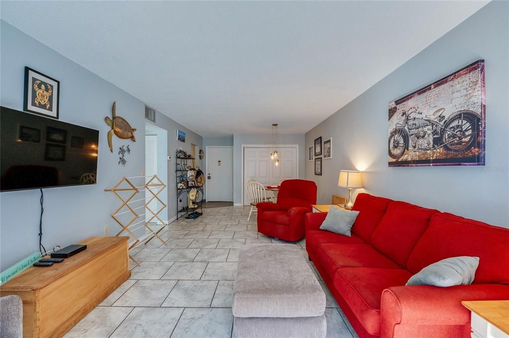 待售: $138,900 (1 贝兹, 1 浴室, 710 平方英尺)