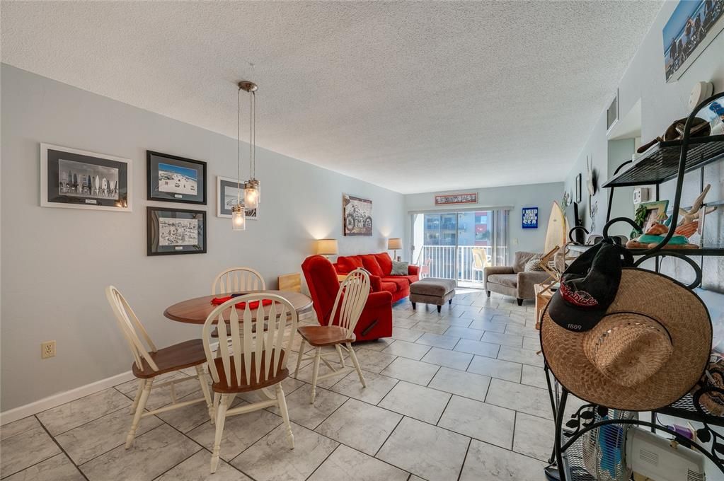 待售: $138,900 (1 贝兹, 1 浴室, 710 平方英尺)