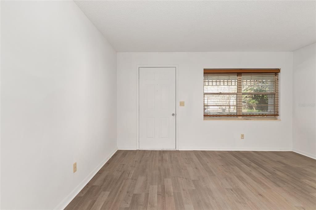 待售: $129,900 (2 贝兹, 2 浴室, 1341 平方英尺)