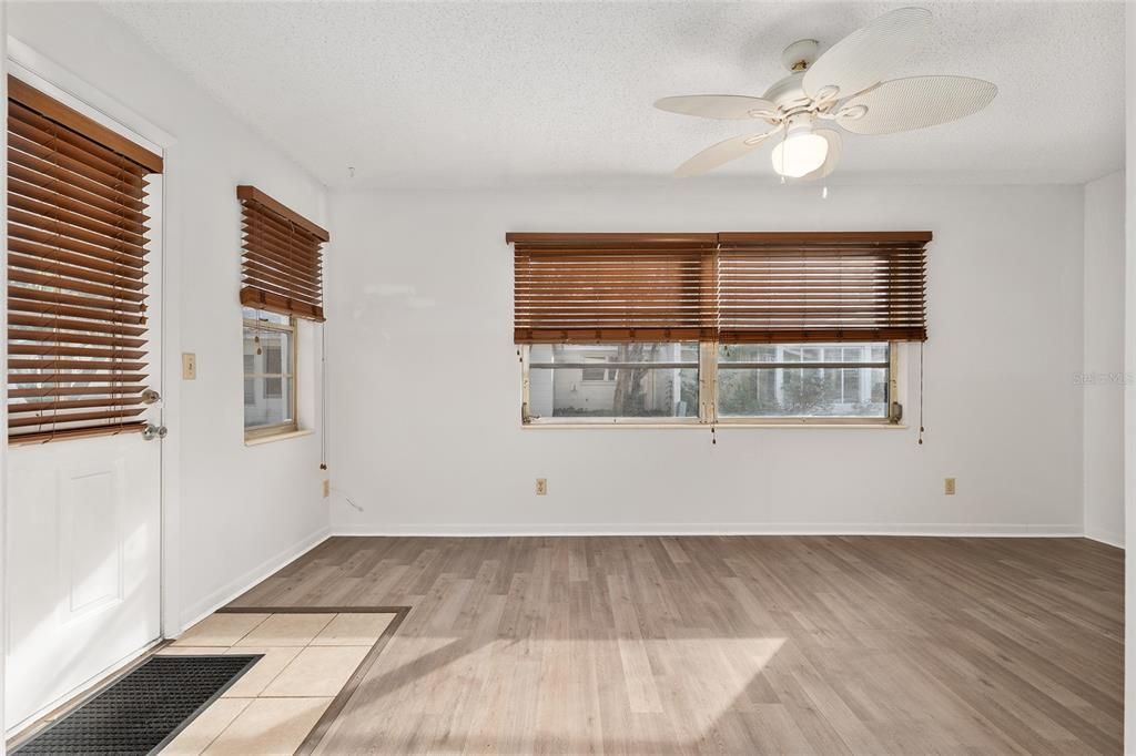 待售: $129,900 (2 贝兹, 2 浴室, 1341 平方英尺)