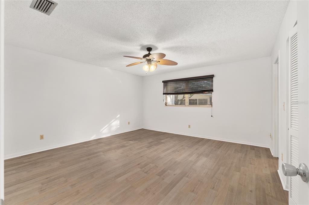 待售: $129,900 (2 贝兹, 2 浴室, 1341 平方英尺)