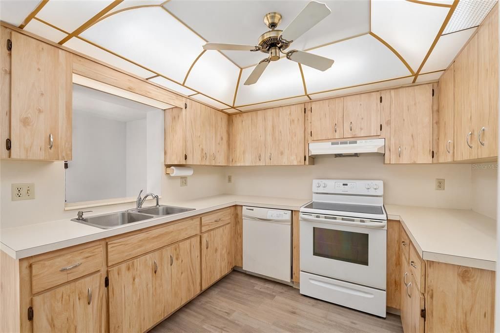 待售: $129,900 (2 贝兹, 2 浴室, 1341 平方英尺)