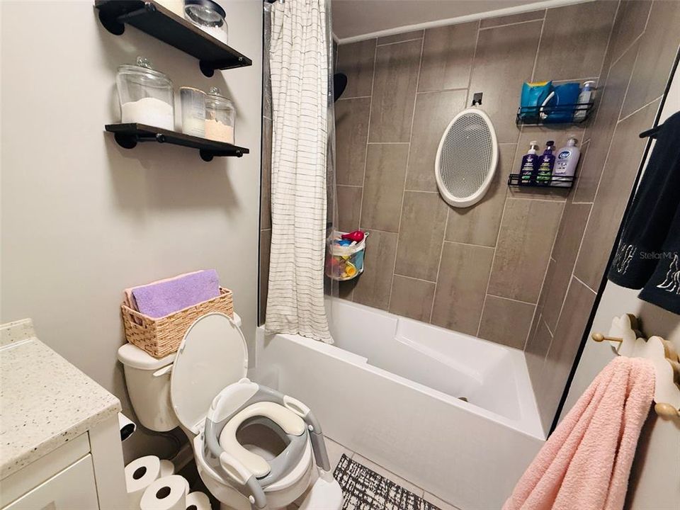 На продажу: $259,000 (4 спален, 2 ванн, 1308 Квадратных фут)