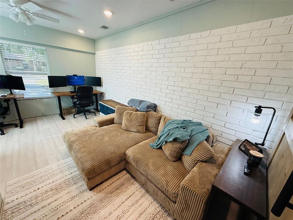 На продажу: $259,000 (4 спален, 2 ванн, 1308 Квадратных фут)