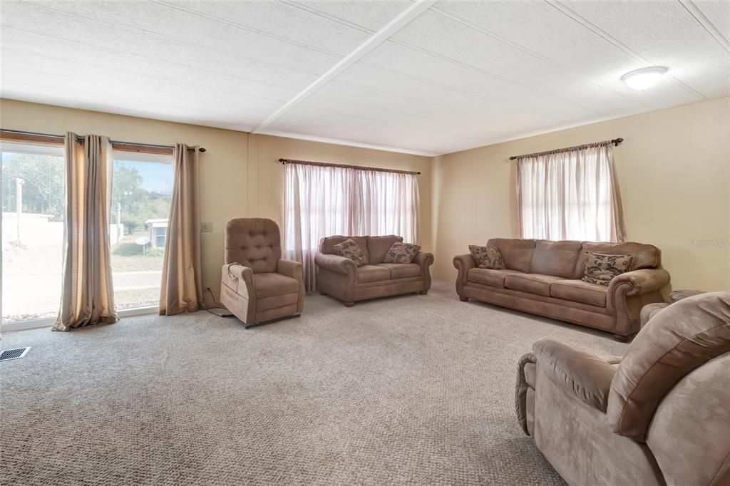 For Sale: $156,900 (2 beds, 2 baths, 1344 Square Feet)