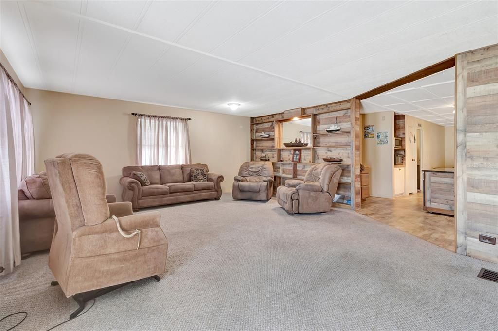 For Sale: $156,900 (2 beds, 2 baths, 1344 Square Feet)