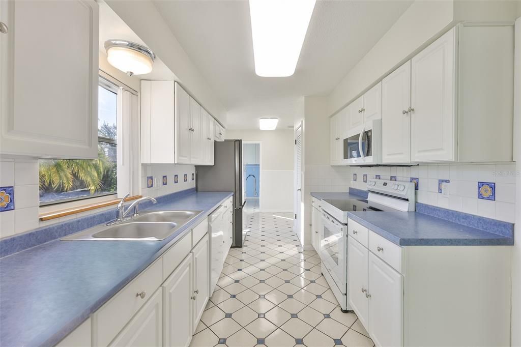 For Sale: $365,000 (3 beds, 2 baths, 1719 Square Feet)