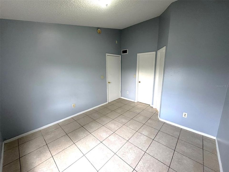 待售: $132,000 (2 贝兹, 2 浴室, 864 平方英尺)