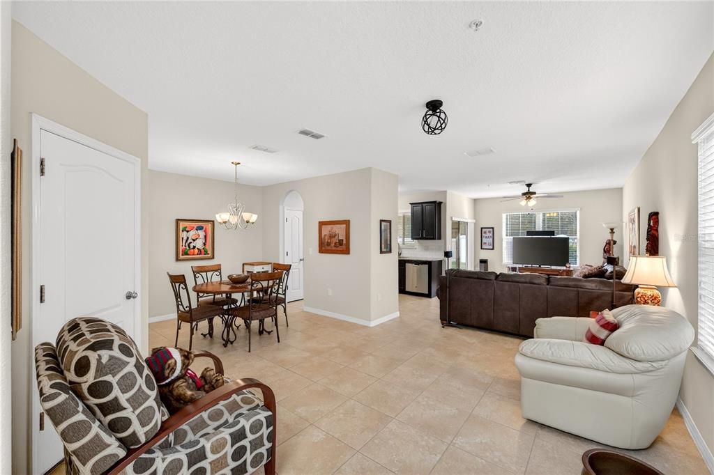 En Venta: $299,900 (3 camas, 2 baños, 1764 Pies cuadrados)