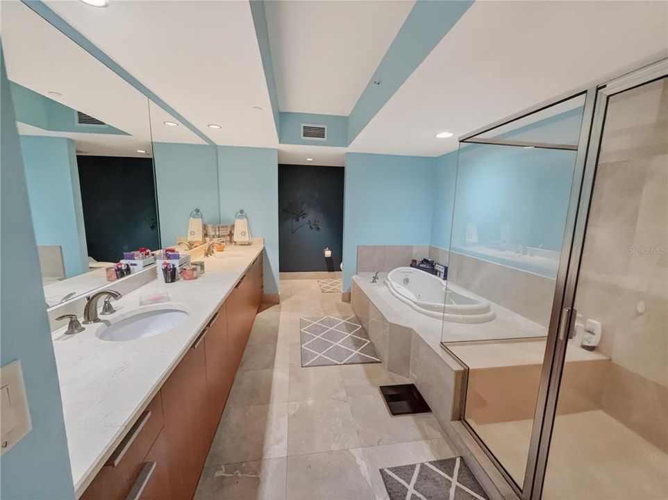 For Sale: $318,000 (2 beds, 2 baths, 1670 Square Feet)
