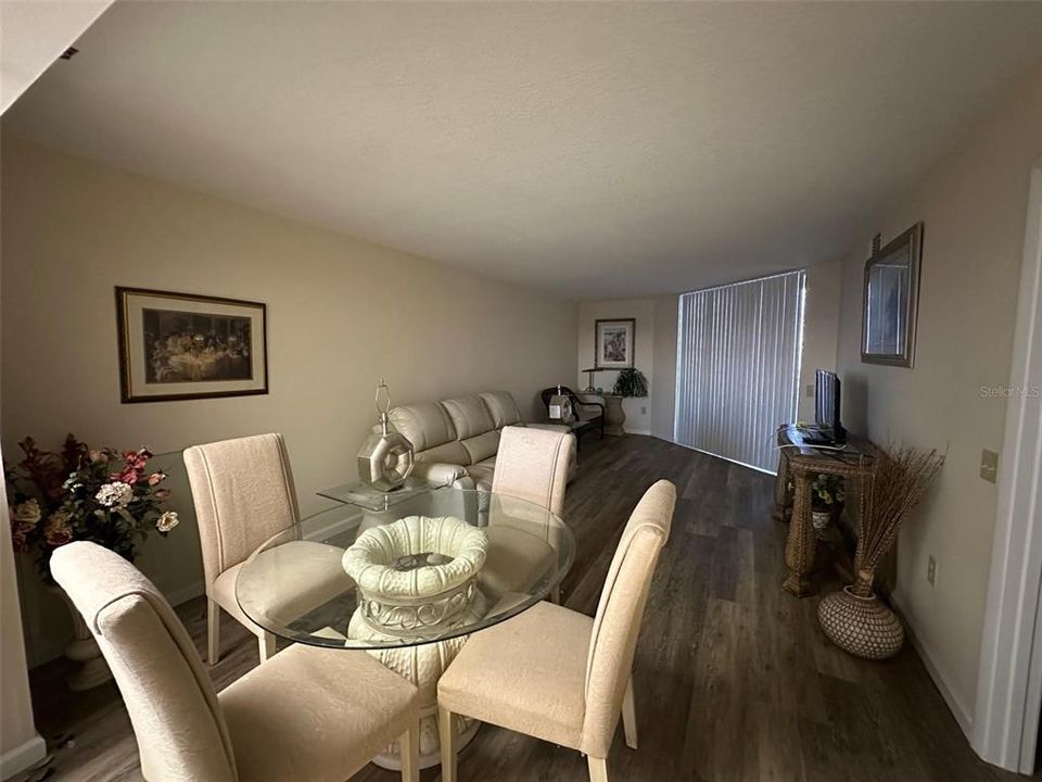 For Sale: $189,900 (1 beds, 1 baths, 733 Square Feet)